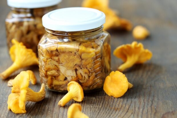 Pickled chanterelles for winter 