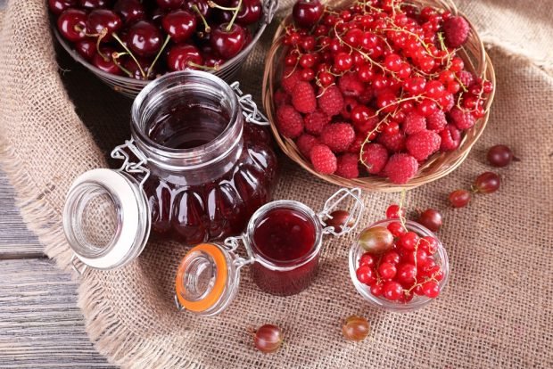 Cherry and red currant jam 