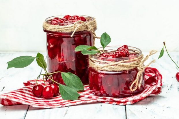 Cherry jam with stones