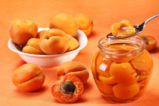 Apricots in sugar syrup for winter