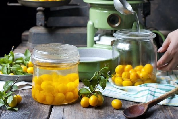 Compote of yellow plum with seeds for winter