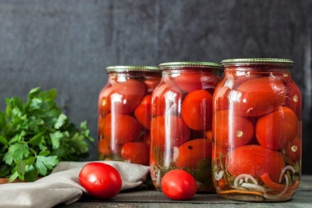 Tomatoes with cherry leaves for winter