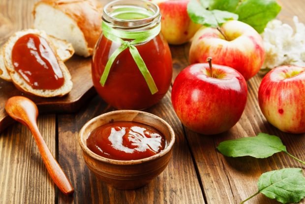 Apple jam with cinnamon