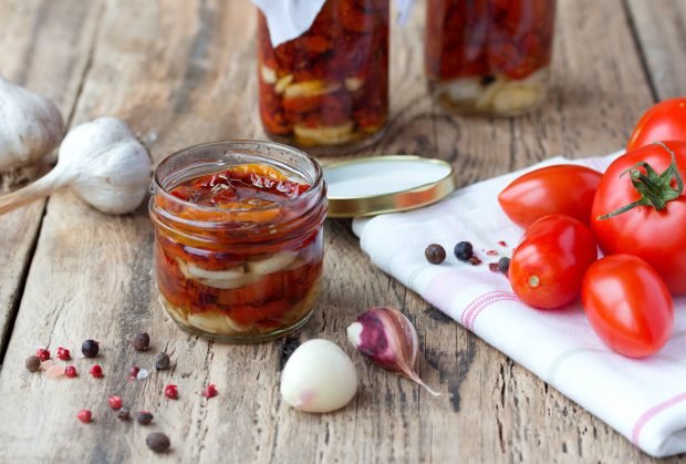 Dried tomatoes in the oven with butter for the winter