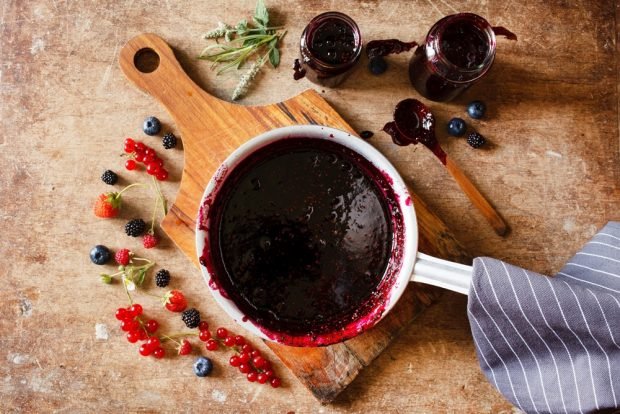 Red and black currant jelly without sterilization 