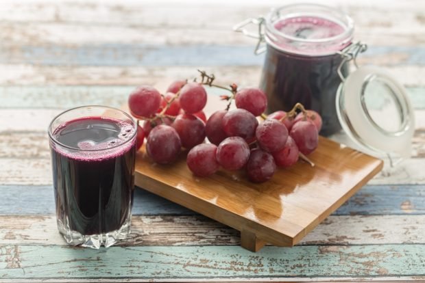 Compote of grapes and chokeberry for winter