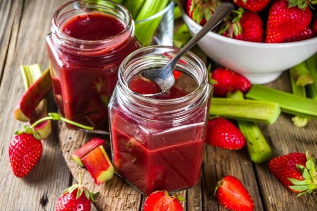 Strawberry jam with rhubarb is a simple and delicious recipe how to cook step by step