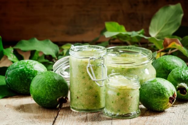 Feijoa jam with sugar without cooking 