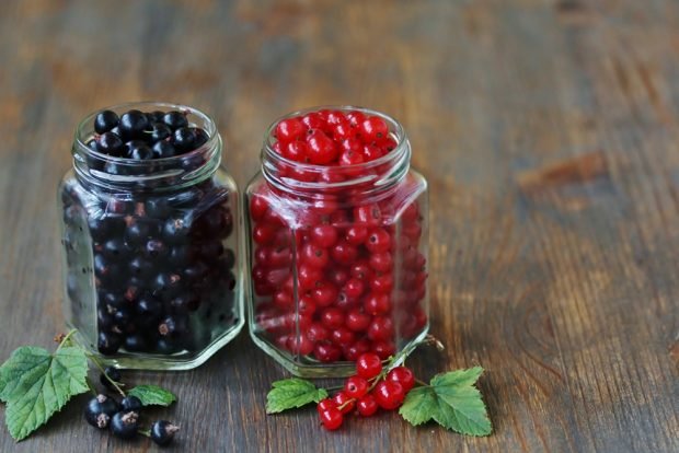 Compote of red and black currants for winter