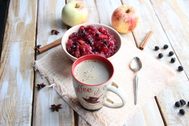 Jam from apples and chokeberry 