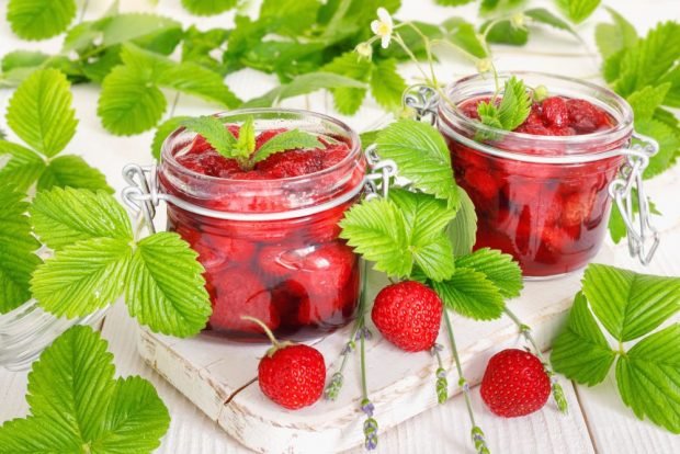 Strawberries in syrup for winter