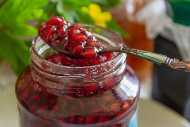 Pomegranate jam with seeds