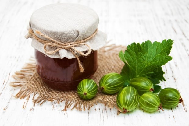 Gooseberry jam with blackberries