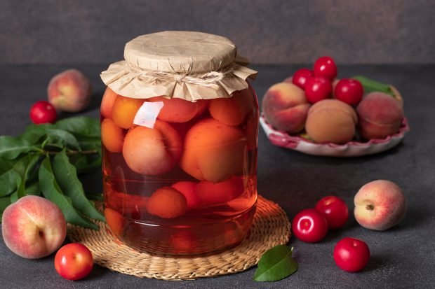 Compote of Uzbek nectarines for winter is a simple and delicious recipe how to cook step by step