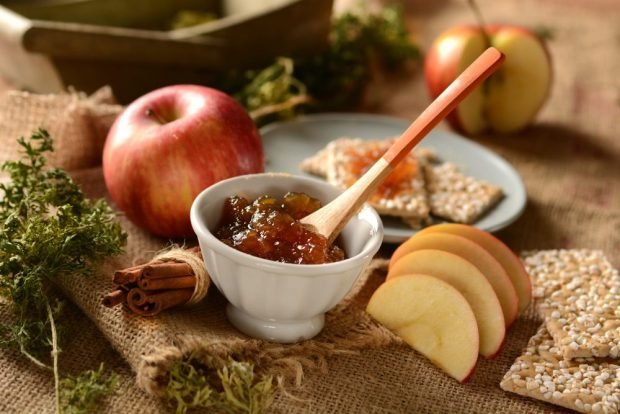 Apple jam with cinnamon 