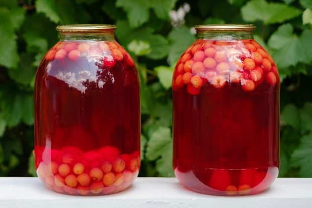 Compote of red and yellow cherries for winter