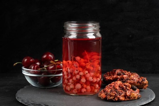 Compote of red and white currants for winter