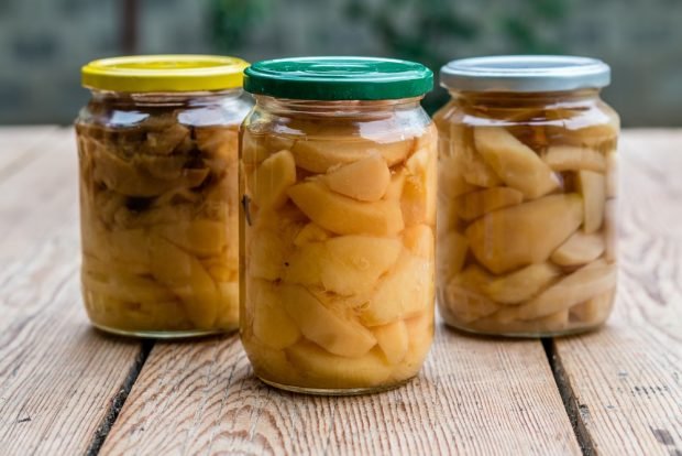 Compote of apples and pears in pieces for winter