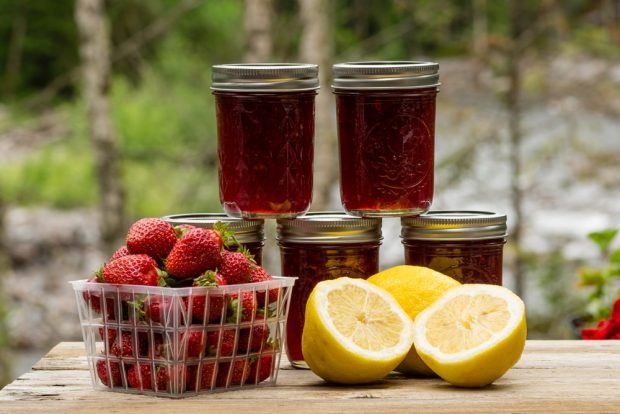 Strawberry jam with lemon 