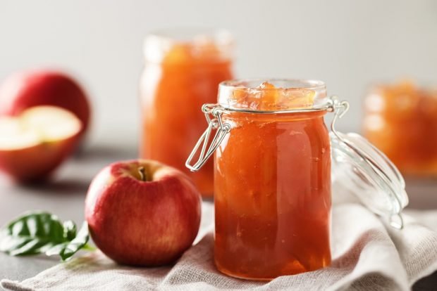 Apple jam with lemon 