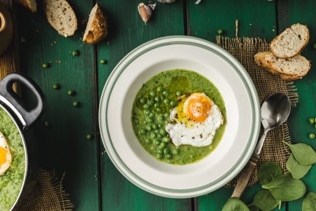 Pea soup with spinach and basil