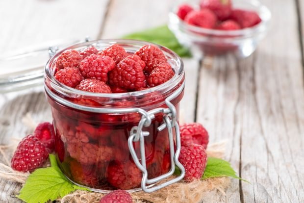 Raspberries in their own juice with sugar without cooking