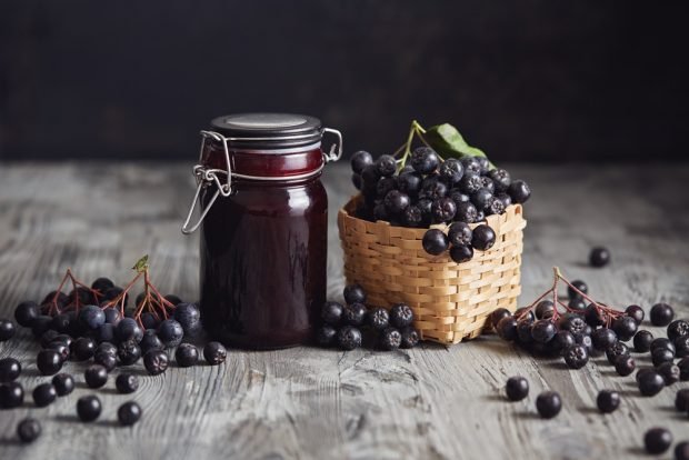 Chernoplodka jam is a simple and delicious recipe for cooking step by step