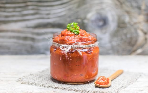 Aivar sauce with tomatoes, pepper and mustard for winter 