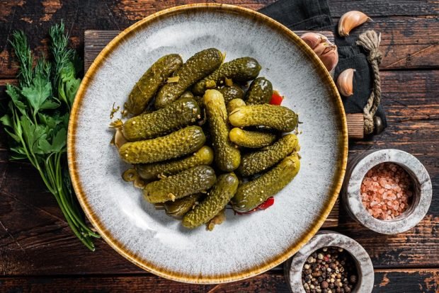 Crispy gherkins in Bulgarian for winter