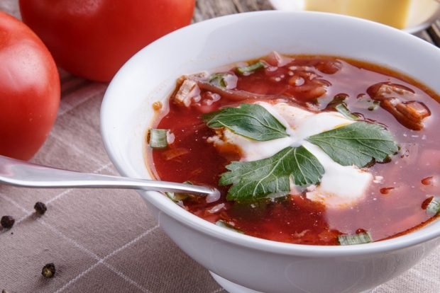 Ukrainian borscht with tomatoes