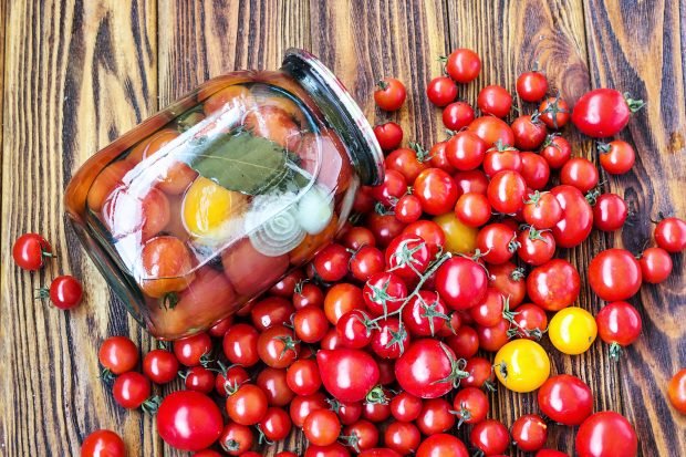 Tomatoes in jelly with gelatin and onions for the winter