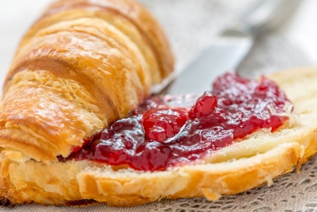 Lingonberry jam in Finnish