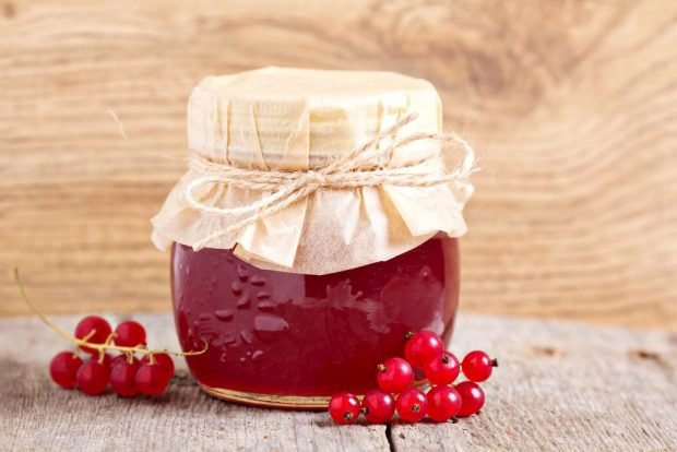 Red currant jelly through a juicer 