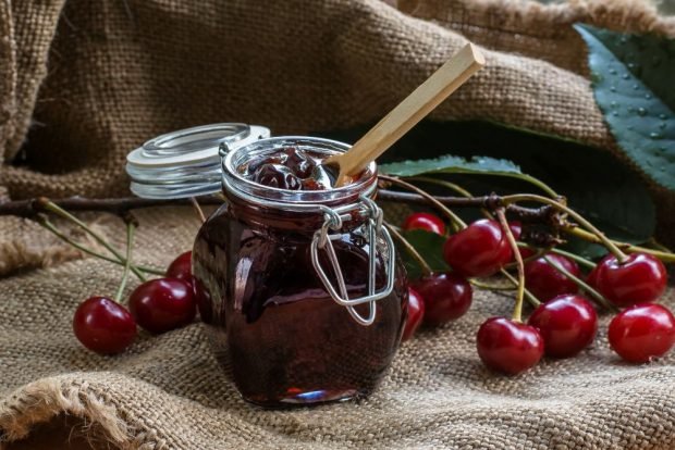 Cherry jam with stones with gelatin