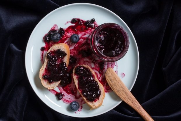 Blueberry jam with lemon 