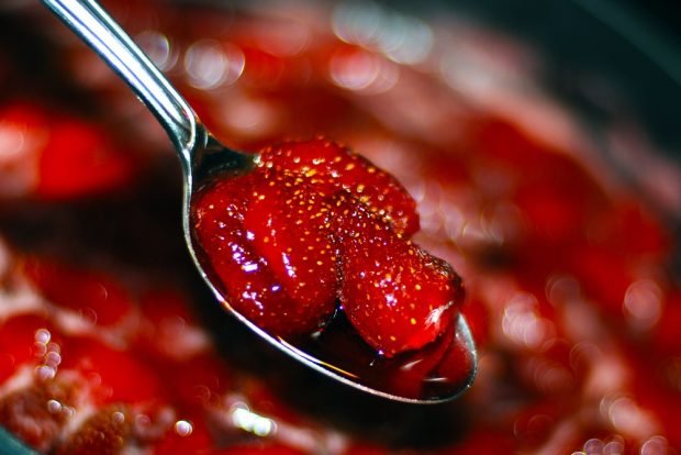 Strawberries in jelly with gelatin for winter