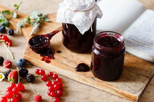 Raspberry jam with black currant 