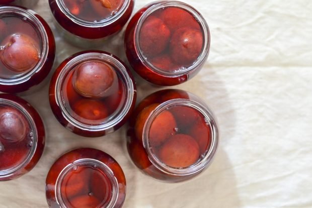 Compote for winter from a whole plum