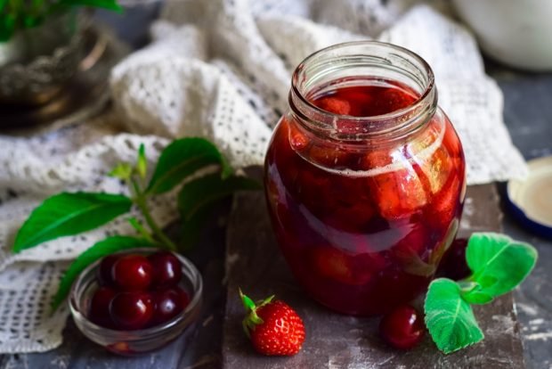 Cherry and strawberry compote for winter