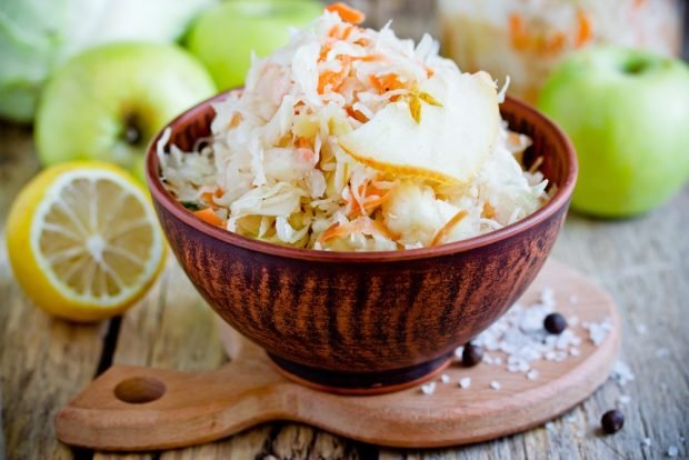 Sauerkraut with apples for winter