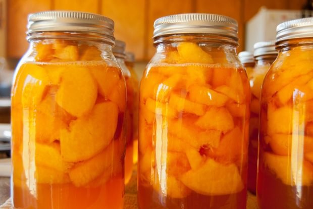 Compote of nectarines in pieces