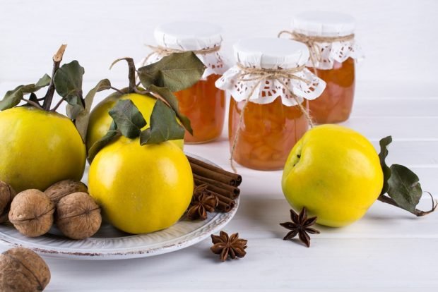 Quince jam with walnuts and lemon