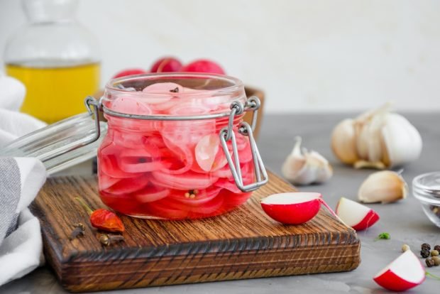 Salad with radish and garlic