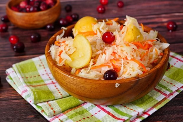 Sauerkraut with cranberries and apples 