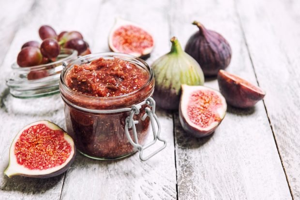 Fig jam with nuts and lemon 