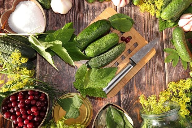 Pickled cucumbers with red currants for winter