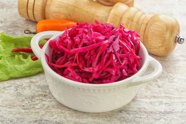 Pickled cabbage in Georgian with beetroot