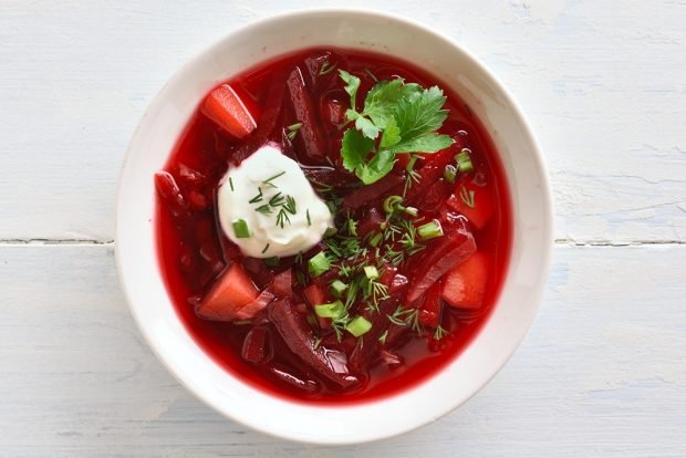 Borscht with herbs and sour cream