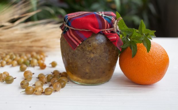 Gooseberry with orange and banana for winter without cooking