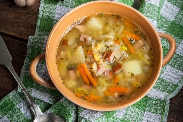 Pea soup with vegetables